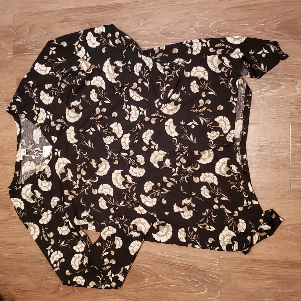 (S/M) NWT Simply Noelle Floral Print Light Knit Top V Neck Assymetrical